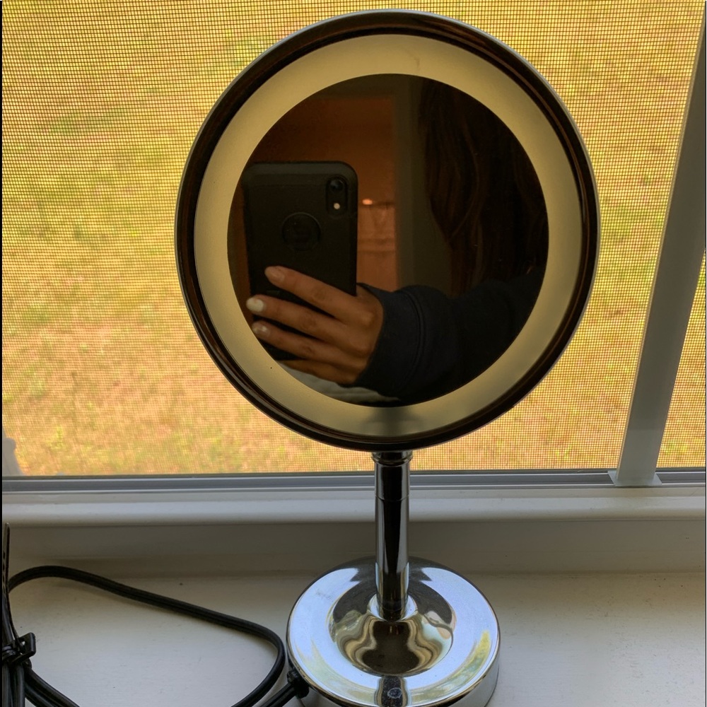 Double sided makeup mirror with light